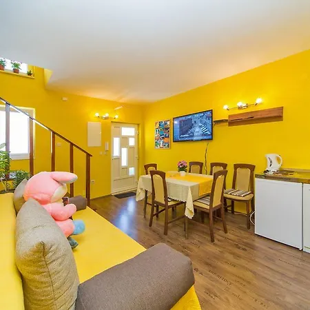 Cosmopolitan House בית הארחה